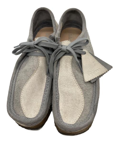 CLARKS ORIGINALS（クラークス オリジナルズ）CLARKS ORIGINALS (クラークス オリジナルズ) ワラビーブーツ グレー×ベージュ サイズ:25.5の古着・服飾アイテム