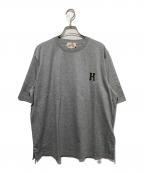 HERMESエルメス）の古着「Tシャツ ミニレザーパッチ  アッシュヴァル」｜グレー