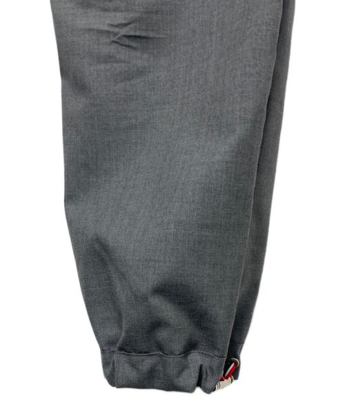 THOM BROWNE. NEW YORK（トムブラウン ニューヨーク）THOM BROWNE. NEW YORK (トムブラウン ニューヨーク) 平織り 4-BAR トラックトラウザー グレーの古着・服飾アイテム