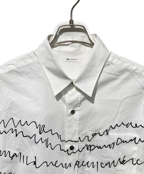 HERALBONY（ヘラルボニー）HERALBONY (ヘラルボニー) レギュラーカラーシャツ「heart-mm2024」 ホワイト サイズ:Ｌの古着・服飾アイテム