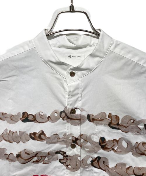 HERALBONY（ヘラルボニー）HERALBONY (ヘラルボニー) バンドカラーシャツ「brown brush-mm2025」 ホワイト サイズ:Ｍの古着・服飾アイテム