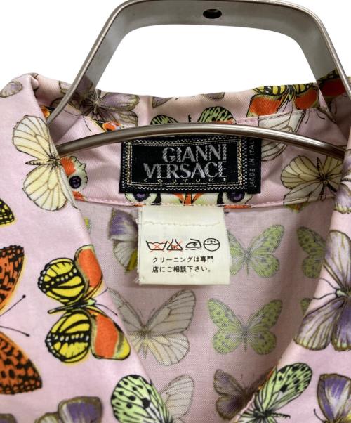 GIANNI VERSACE（ジャンニ・ヴェルサーチ）GIANNI VERSACE (ジャンニ・ヴェルサーチ) バタフライプリントS/Sシャツ ピンク サイズ:44の古着・服飾アイテム