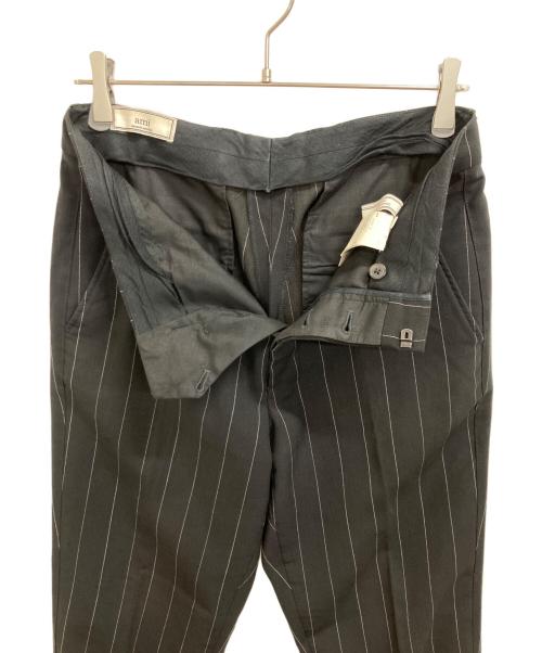 AMI Alexandre Mattiussi（アミアレクサンドルマテュッシ）AMI Alexandre Mattiussi (アミアレクサンドルマテュッシ) ストライプテーパードスラックス ブラック サイズ:Mの古着・服飾アイテム