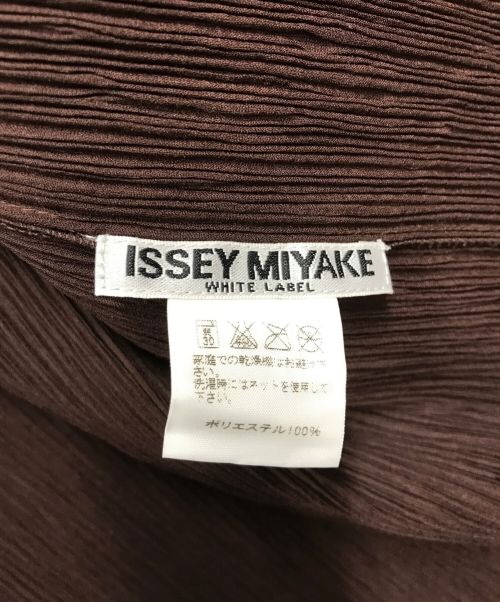 ISSEY MIYAKE WHITE LABEL（イッセイミヤケホワイトレーベル）ISSEY MIYAKE WHITE LABEL (イッセイミヤケホワイトレーベル) プリーツ3Bジャケット ブラウン サイズ:2の古着・服飾アイテム