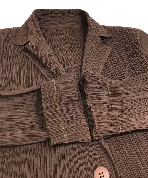ISSEY MIYAKE WHITE LABEL（イッセイミヤケホワイトレーベル）ISSEY MIYAKE WHITE LABEL (イッセイミヤケホワイトレーベル) プリーツ3Bジャケット ブラウン サイズ:2の古着・服飾アイテム