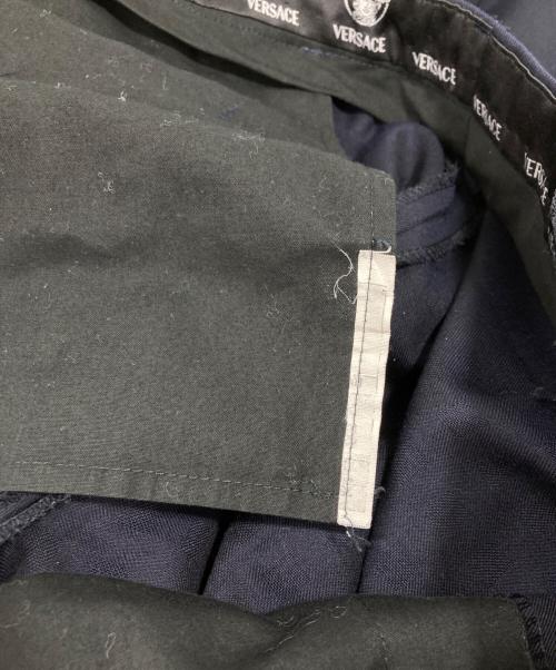 GIANNI VERSACE（ジャンニ・ヴェルサーチ）GIANNI VERSACE (ジャンニ・ヴェルサーチ) 2Bセットアップスーツ ネイビー サイズ:46の古着・服飾アイテム