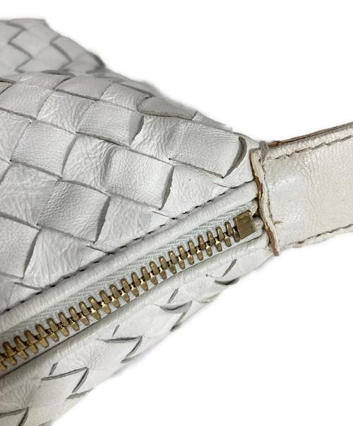 BOTTEGA VENETA（ボッテガベネタ）BOTTEGA VENETA (ボッテガベネタ) ハンドポーチ ホワイトの古着・服飾アイテム