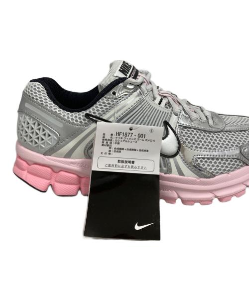 NIKE（ナイキ）NIKE (ナイキ) スニーカー グレー×ピンク サイズ:24 未使用品の古着・服飾アイテム