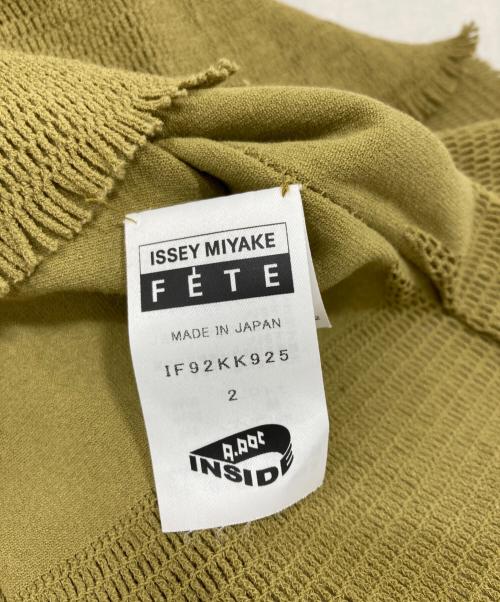 ISSEY MIYAKE FETE（イッセイミヤケフェット）ISSEY MIYAKE FETE (イッセイミヤケフェット) ノースリーブカットソー オリーブ サイズ:2の古着・服飾アイテム