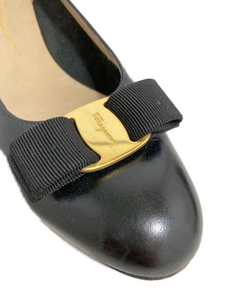 Salvatore Ferragamo（サルヴァトーレ フェラガモ）Salvatore Ferragamo (サルヴァトーレ フェラガモ) ヴァラリボンパンプス ブラック サイズ:8 1/2の古着・服飾アイテム
