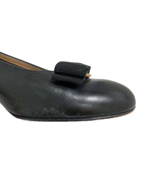 Salvatore Ferragamo（サルヴァトーレ フェラガモ）Salvatore Ferragamo (サルヴァトーレ フェラガモ) ヴァラリボンパンプス ブラック サイズ:8 1/2の古着・服飾アイテム