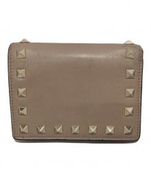VALENTINO（ヴァレンティノ）の古着「ロックスタッズ2つ折り財布」｜ベージュ