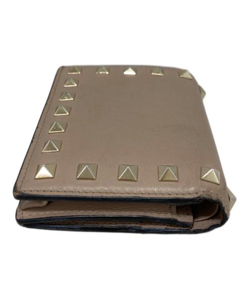VALENTINO（ヴァレンティノ）VALENTINO (ヴァレンティノ) ロックスタッズ2つ折り財布 ベージュの古着・服飾アイテム