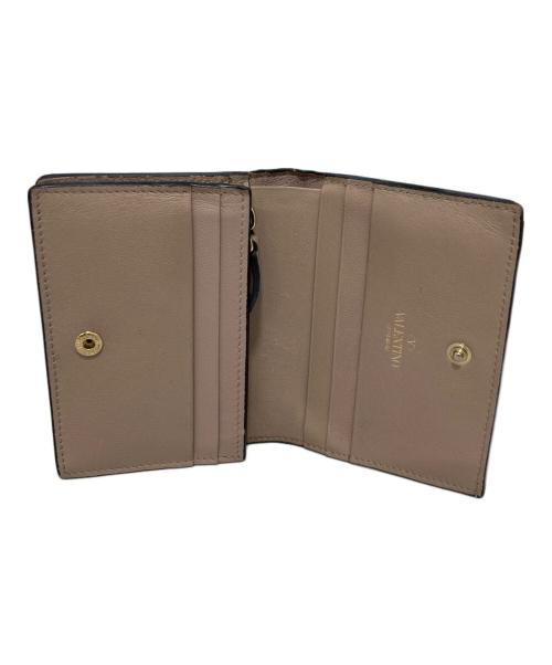 VALENTINO（ヴァレンティノ）VALENTINO (ヴァレンティノ) ロックスタッズ2つ折り財布 ベージュの古着・服飾アイテム