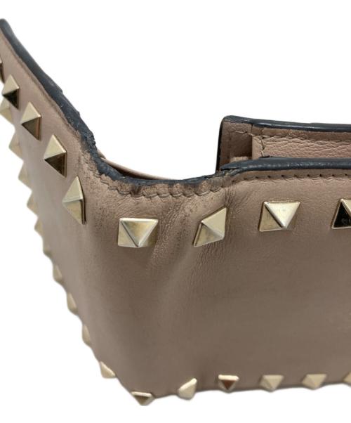 VALENTINO（ヴァレンティノ）VALENTINO (ヴァレンティノ) ロックスタッズ2つ折り財布 ベージュの古着・服飾アイテム