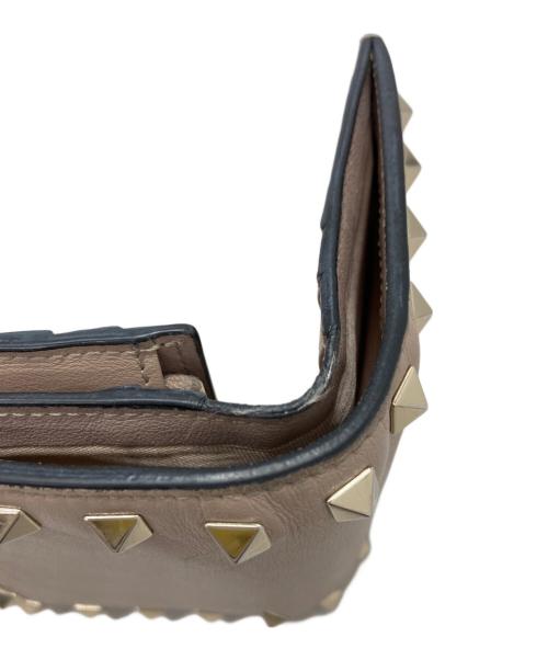 VALENTINO（ヴァレンティノ）VALENTINO (ヴァレンティノ) ロックスタッズ2つ折り財布 ベージュの古着・服飾アイテム