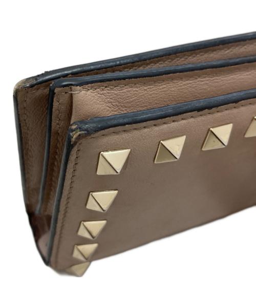 VALENTINO（ヴァレンティノ）VALENTINO (ヴァレンティノ) ロックスタッズ2つ折り財布 ベージュの古着・服飾アイテム