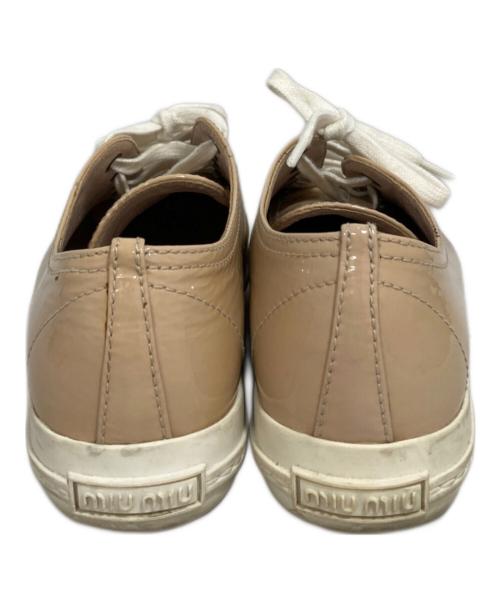 MIU MIU（ミュウミュウ）MIU MIU (ミュウミュウ) スニーカー ベージュ サイズ:36の古着・服飾アイテム