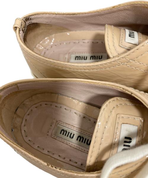 MIU MIU（ミュウミュウ）MIU MIU (ミュウミュウ) スニーカー ベージュ サイズ:36の古着・服飾アイテム