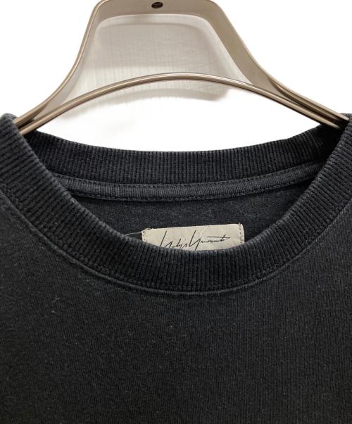Yohji Yamamoto pour homme（ヨウジヤマモト プールオム）Yohji Yamamoto pour homme (ヨウジヤマモト プールオム) New Era (ニューエラ) Tシャツ ブラック サイズ:Mの古着・服飾アイテム