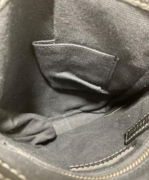 GIVENCHY（ジバンシィ）GIVENCHY (ジバンシィ) エンボスロゴ レザーショルダーバッグ ブラックの古着・服飾アイテム