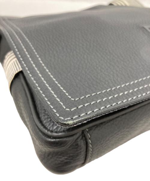 GIVENCHY（ジバンシィ）GIVENCHY (ジバンシィ) エンボスロゴ レザーショルダーバッグ ブラックの古着・服飾アイテム