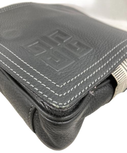 GIVENCHY（ジバンシィ）GIVENCHY (ジバンシィ) エンボスロゴ レザーショルダーバッグ ブラックの古着・服飾アイテム