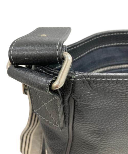 GIVENCHY（ジバンシィ）GIVENCHY (ジバンシィ) エンボスロゴ レザーショルダーバッグ ブラックの古着・服飾アイテム