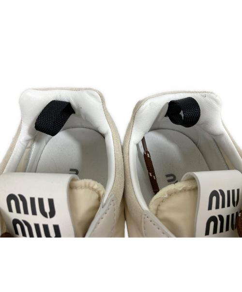 MIU MIU（ミュウミュウ）MIU MIU (ミュウミュウ) Tyre テクニカルファブリックxスエード スニーカー ホワイト サイズ:37の古着・服飾アイテム