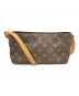 LOUIS VUITTON（ルイ ヴィトン）の古着「ショルダーポーチ」｜ブラウン