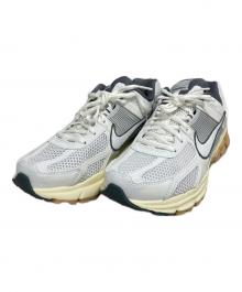 NIKE（ナイキ）の古着「WMNS ZOOM VOMERO 5」｜ホワイト