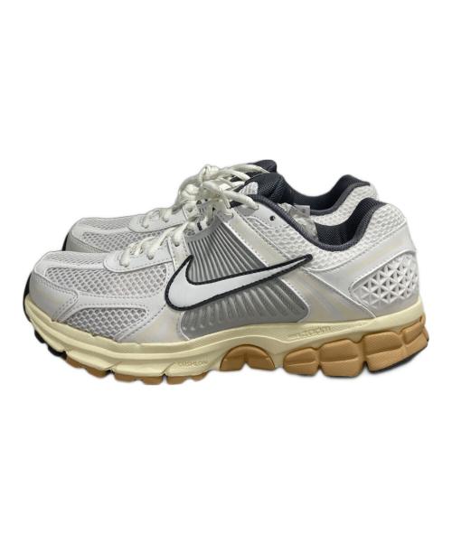 NIKE（ナイキ）NIKE (ナイキ) WMNS ZOOM VOMERO 5 ホワイト サイズ:27 未使用品の古着・服飾アイテム