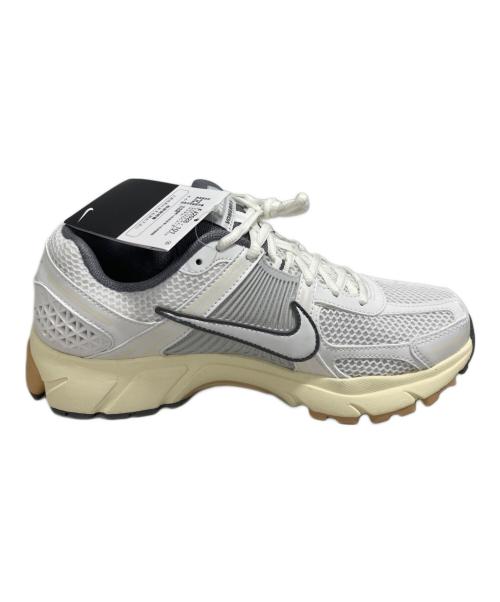 NIKE（ナイキ）NIKE (ナイキ) WMNS ZOOM VOMERO 5 ホワイト サイズ:27 未使用品の古着・服飾アイテム