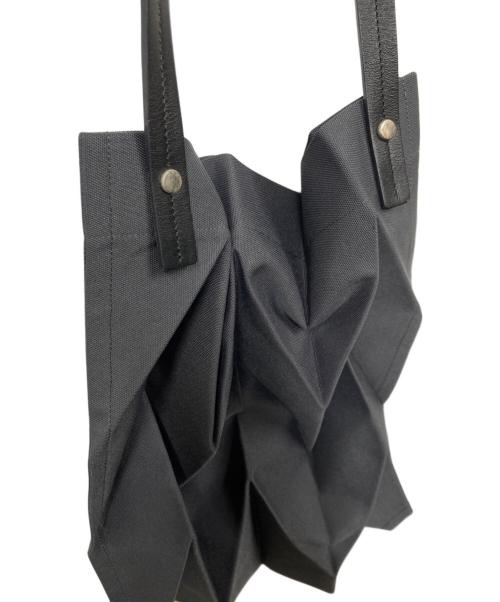 ISSEY MIYAKE（イッセイミヤケ）ISSEY MIYAKE (イッセイミヤケ) ittala (イッタラ) 折りたたみプリーツトートバッグ グレーの古着・服飾アイテム