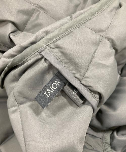 TAION（タイオン）TAION (タイオン) パイピングダウンコート カーキ サイズ:XLの古着・服飾アイテム