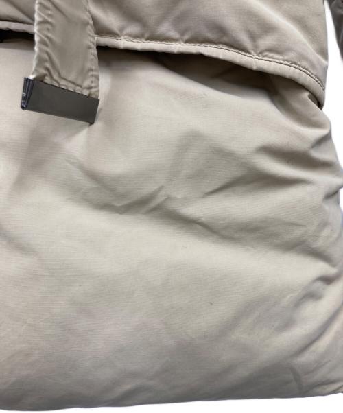 PEUTEREY（ピューテリー）PEUTEREY (ピューテリー) ハリケーンダウンジャケット ベージュ サイズ:Ｍの古着・服飾アイテム