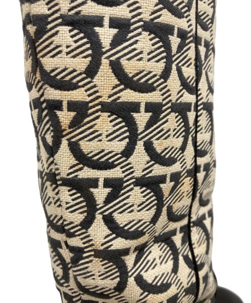 Salvatore Ferragamo（サルヴァトーレ フェラガモ）Salvatore Ferragamo (サルヴァトーレ フェラガモ) ガンチーニ柄 ロングブーツ ベージュ サイズ:5 1/2の古着・服飾アイテム