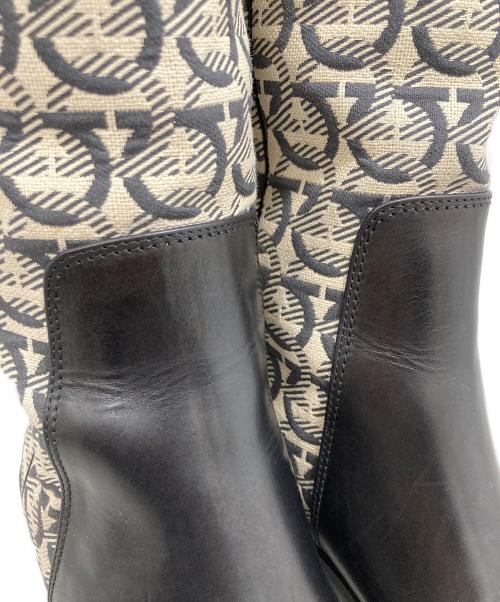 Salvatore Ferragamo（サルヴァトーレ フェラガモ）Salvatore Ferragamo (サルヴァトーレ フェラガモ) ガンチーニ柄 ロングブーツ ベージュ サイズ:5 1/2の古着・服飾アイテム