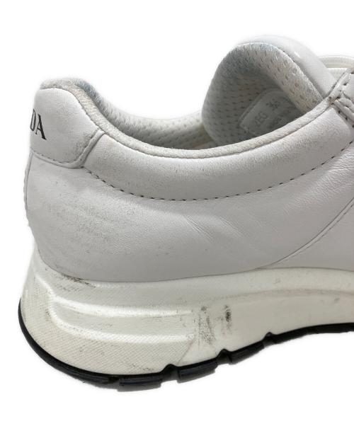 PRADA（プラダ）PRADA (プラダ) スニーカー ホワイト サイズ:71/2の古着・服飾アイテム