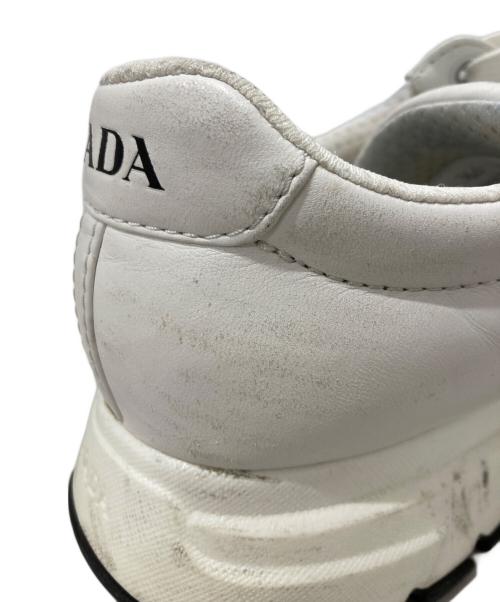 PRADA（プラダ）PRADA (プラダ) スニーカー ホワイト サイズ:71/2の古着・服飾アイテム