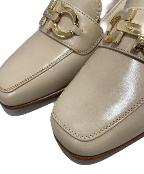 Salvatore Ferragamo（サルヴァトーレ フェラガモ）Salvatore Ferragamo (サルヴァトーレ フェラガモ) ガンチーニローファー ベージュ サイズ:5の古着・服飾アイテム