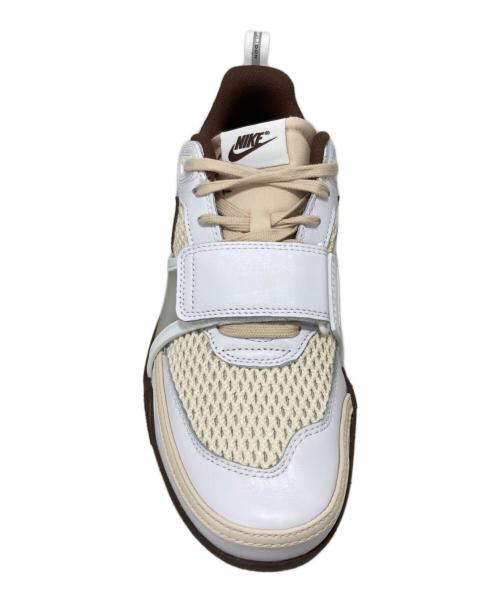 NIKE（ナイキ）NIKE (ナイキ) Travis Scott (トラヴィススコット) Nike Zoom Field Jaxx ホワイト×ブラウン サイズ:27 未使用品の古着・服飾アイテム