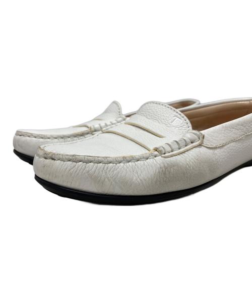 TOD'S（トッズ）TOD'S (トッズ) ドライビングシューズ ホワイト サイズ:38の古着・服飾アイテム