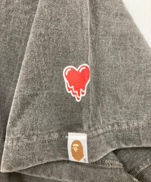 EMOTIONALLY  UNAVAILABLE（エモーショナリー アンアベイラブル）EMOTIONALLY  UNAVAILABLE (エモーショナリー アンアベイラブル) A BATHING APE (ア ベイシング エイプ) APE HEAD TEE グレー サイズ:Mの古着・服飾アイテム