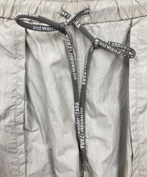 and wander（アンドワンダー）and wander (アンドワンダー) ZARA (ザラ) パンツ グレー サイズ:S 未使用品の古着・服飾アイテム