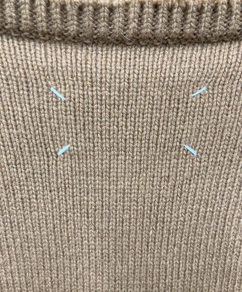 Maison Margiela（メゾンマルジェラ）Maison Margiela (メゾンマルジェラ) エルボーパッチ Vネックニット ベージュ サイズ:Lの古着・服飾アイテム