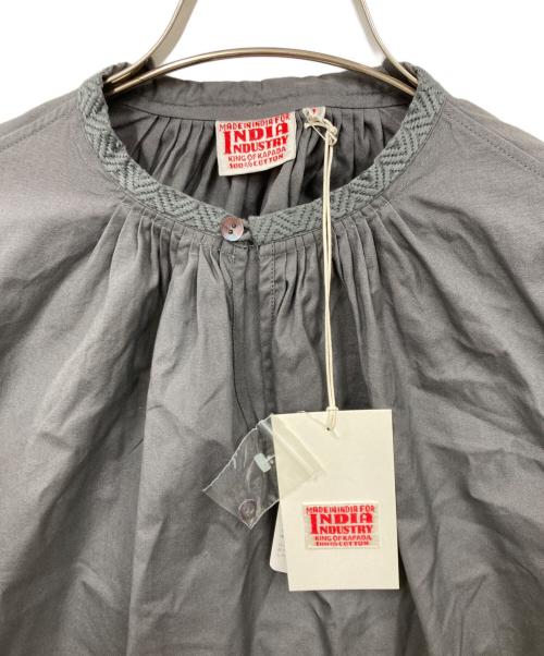 INDIA INDUSTRY（インディアインダストーリー）INDIA INDUSTRY (インディアインダストーリー) ブラウス グレー サイズ:1 未使用品の古着・服飾アイテム