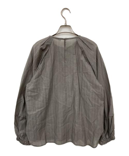 ebure（エブール）ebure (エブール) シアーコットンストライプ プルオーバーブラウス グレー サイズ:M 未使用品の古着・服飾アイテム