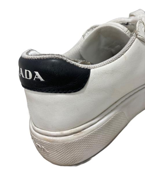 PRADA（プラダ）PRADA (プラダ) ローカットスニーカー ホワイト サイズ:6　1/2の古着・服飾アイテム