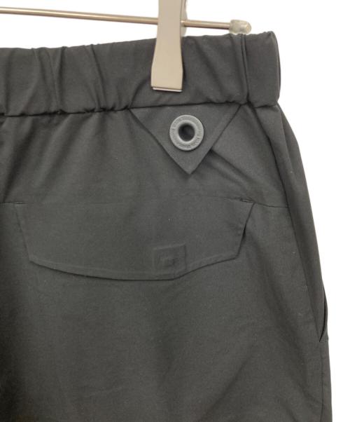 WHITE MOUNTAINEERING（ホワイトマウンテ二アニング）WHITE MOUNTAINEERING (ホワイトマウンテ二アニング) 別注 STRETCHED HYBRID TAPERED CARGO PANTS ブラック サイズ:1の古着・服飾アイテム